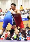少年男子フリースタイル９２キロ級準決勝、相手と組み合う鹿児島の永山鉄晴（鹿屋中央高）＝嬉野市中央体育館