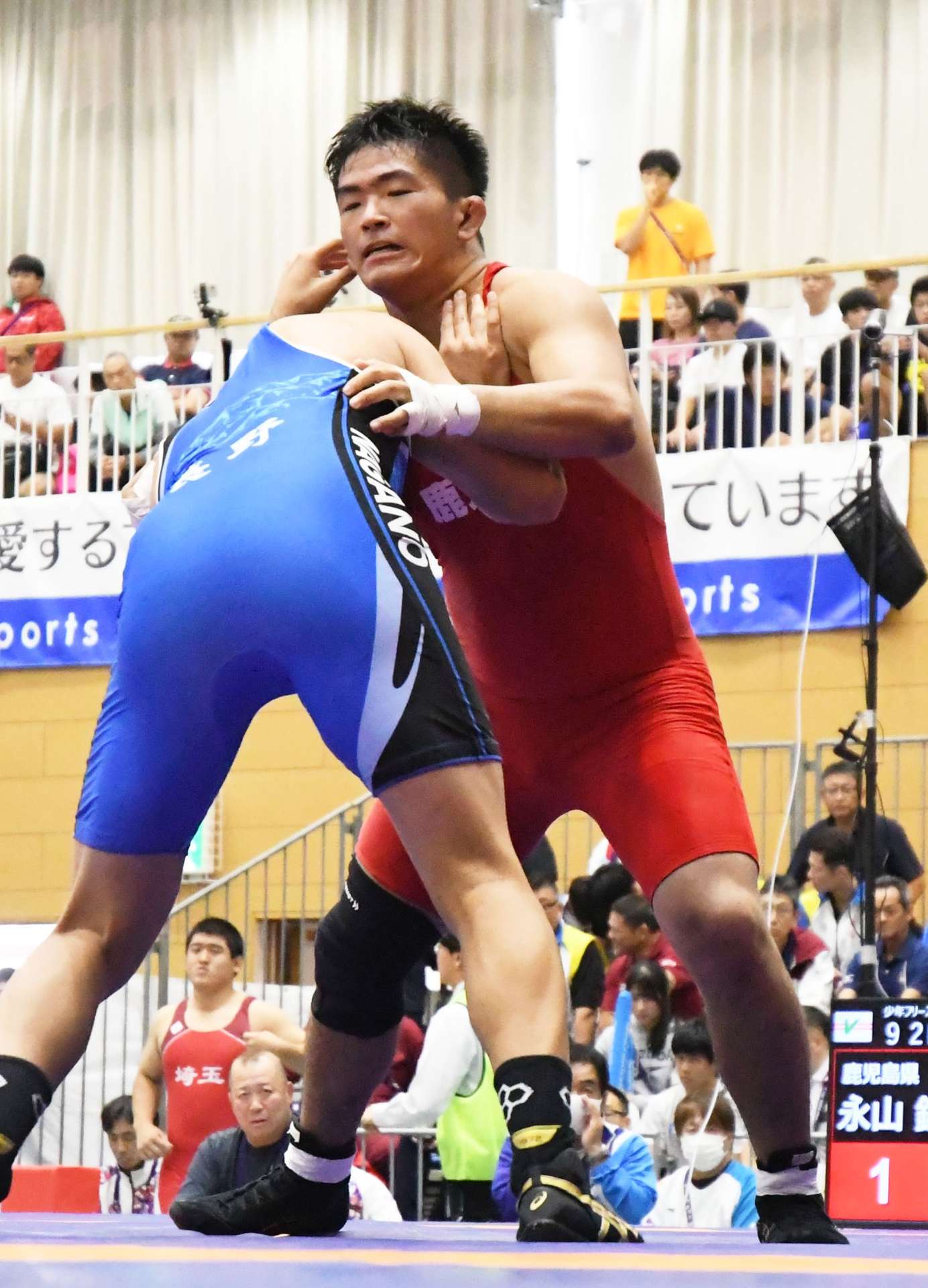 少年男子フリースタイル９２キロ級準決勝、相手と組み合う鹿児島の永山鉄晴（鹿屋中央高）＝嬉野市中央体育館