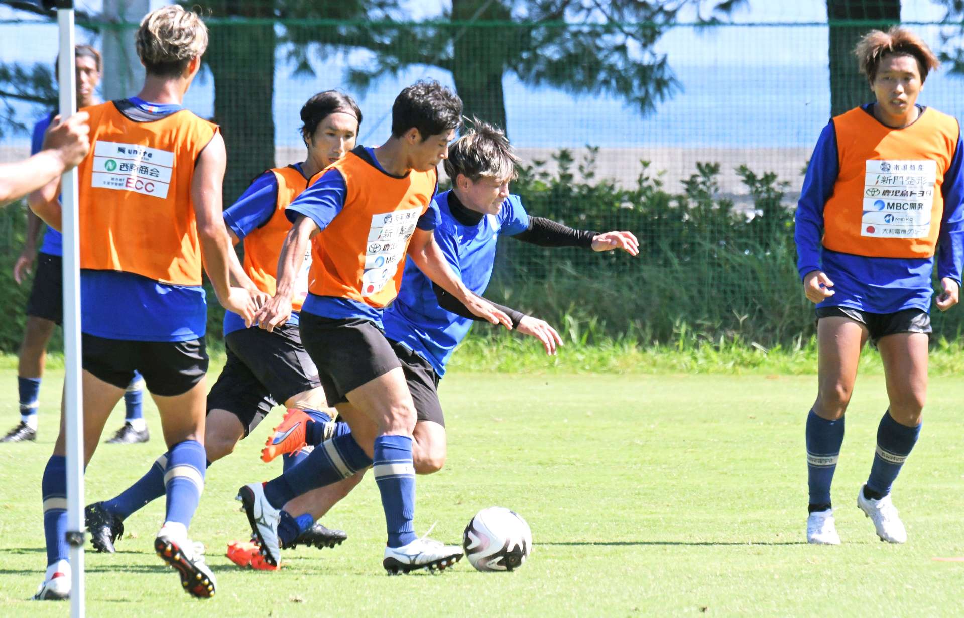 ミニゲームで激しく競り合う鹿児島Ｕの選手たち＝ユニータ