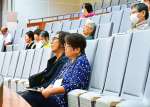最終本会議の行方を見守る傍聴者＝９日午後、県議会