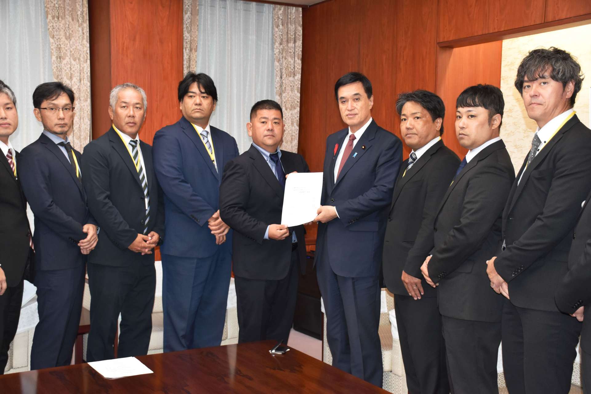 サトウキビの生産支援を要請する関係団体＝９日、農林水産省