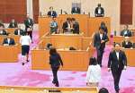 百条委員会の設置決議案について投票する議員＝９日午後、県議会