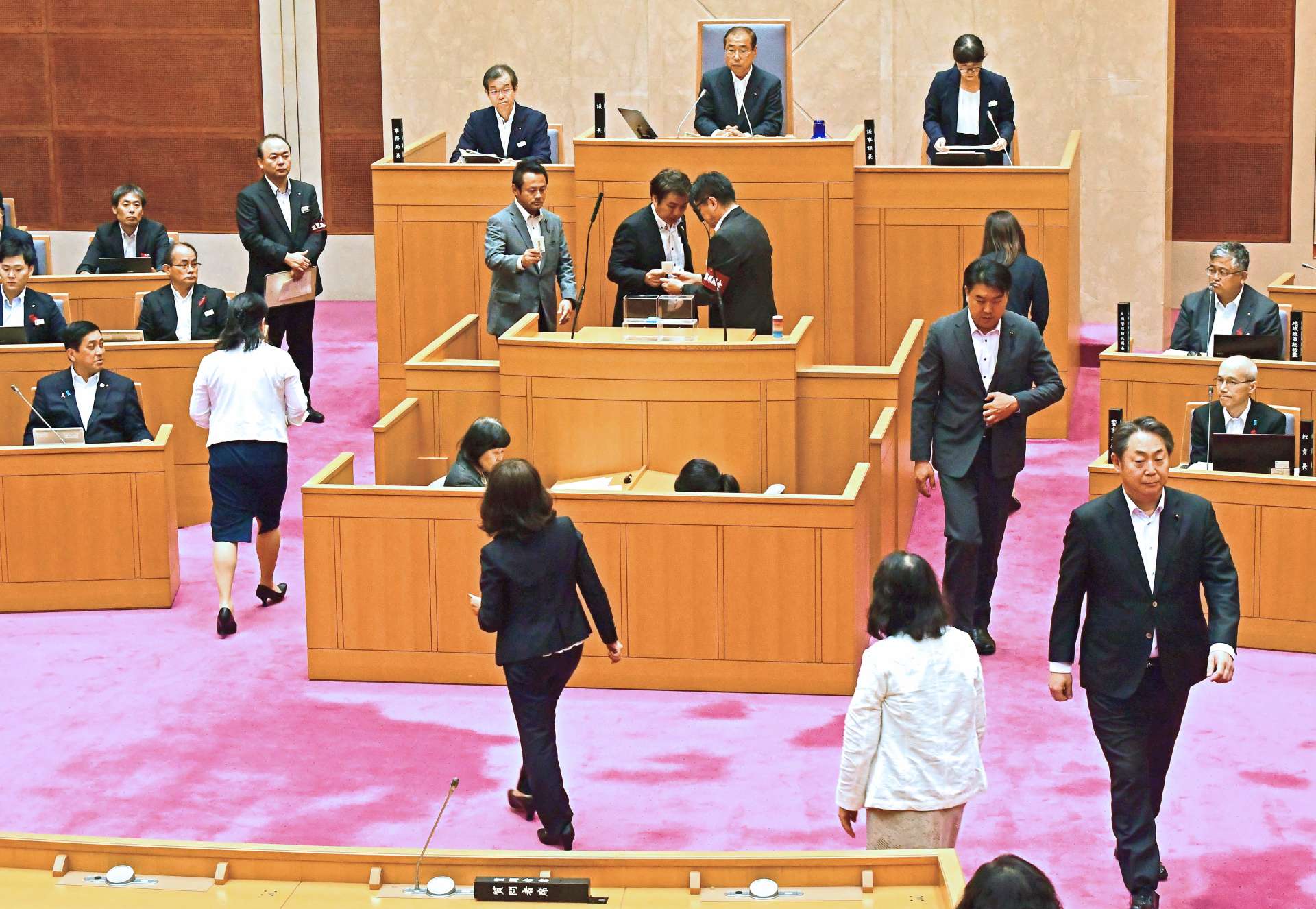 百条委員会の設置決議案について投票する議員＝９日午後、県議会
