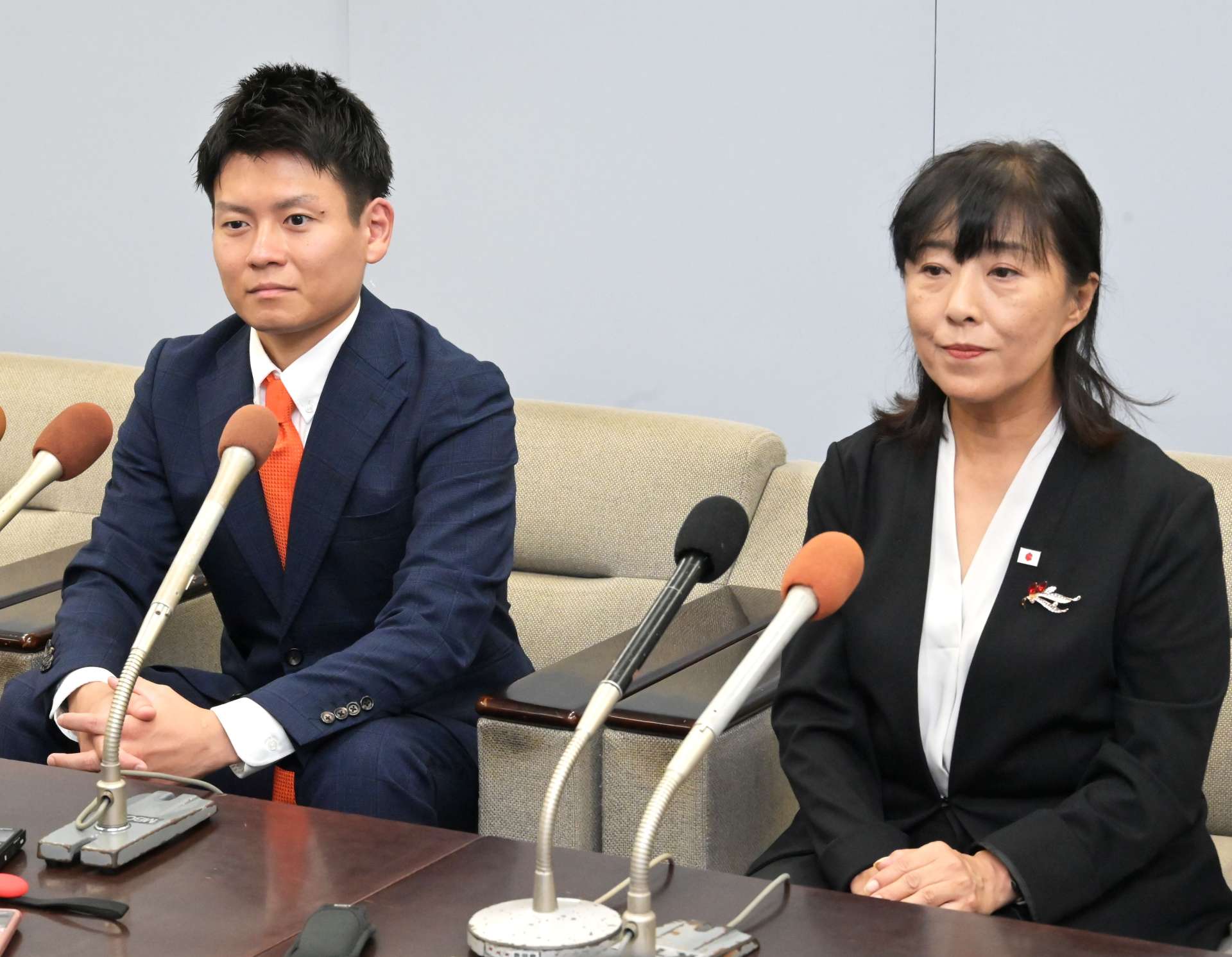 〈関連〉鹿児島県庁で立候補を表明する昇拓真氏（左）＝鹿児島１区＝と矢竹ゆかり氏＝同２区
