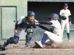 ６回表神村２死一、二塁、入耒田の右前打で二走秋吉が本塁を狙うが樟南が阻止。捕手・竹下＝平和リース