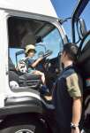 トラックの運転席に座る子ども＝鹿児島市のマリンポートかごしま