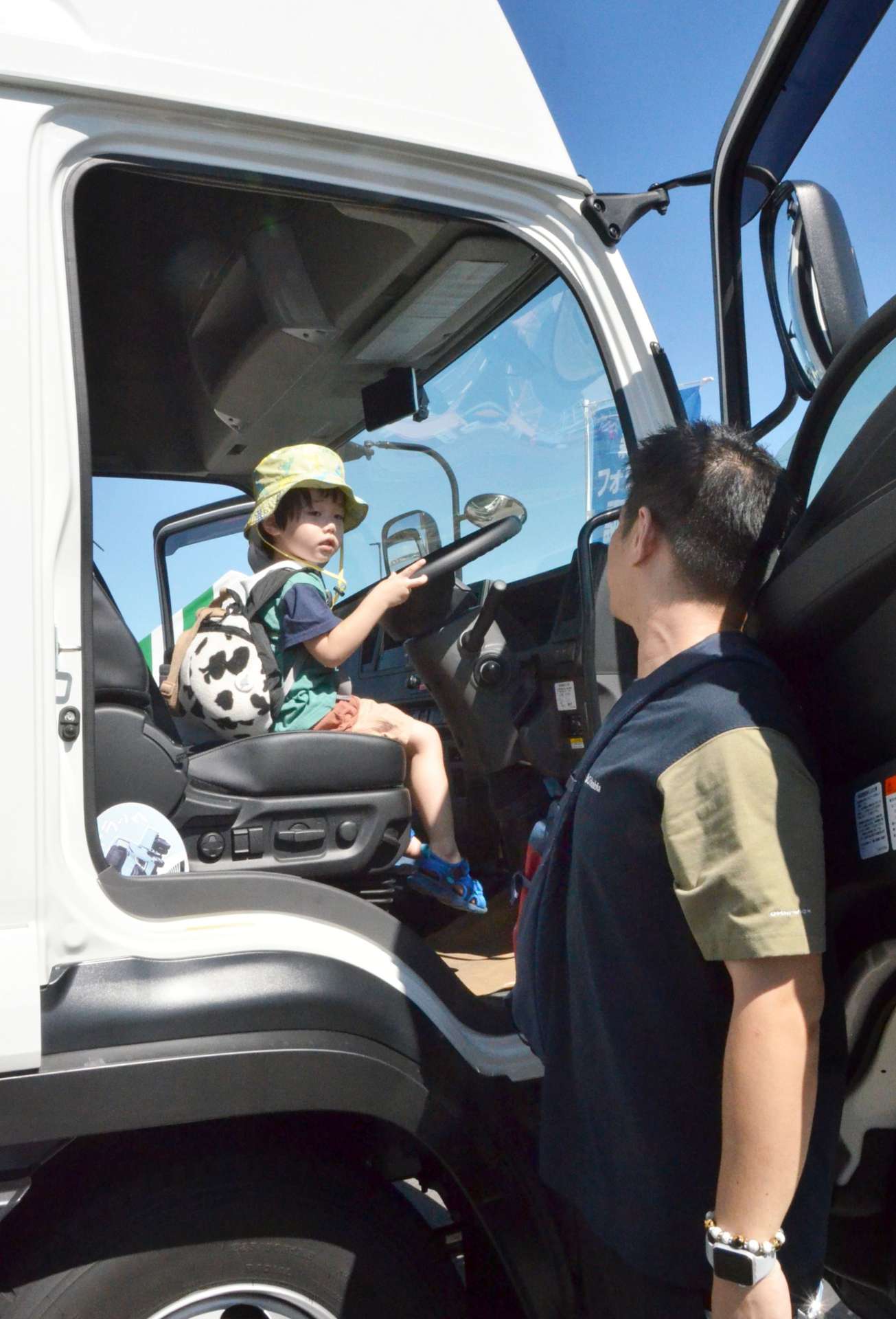 トラックの運転席に座る子ども＝鹿児島市のマリンポートかごしま