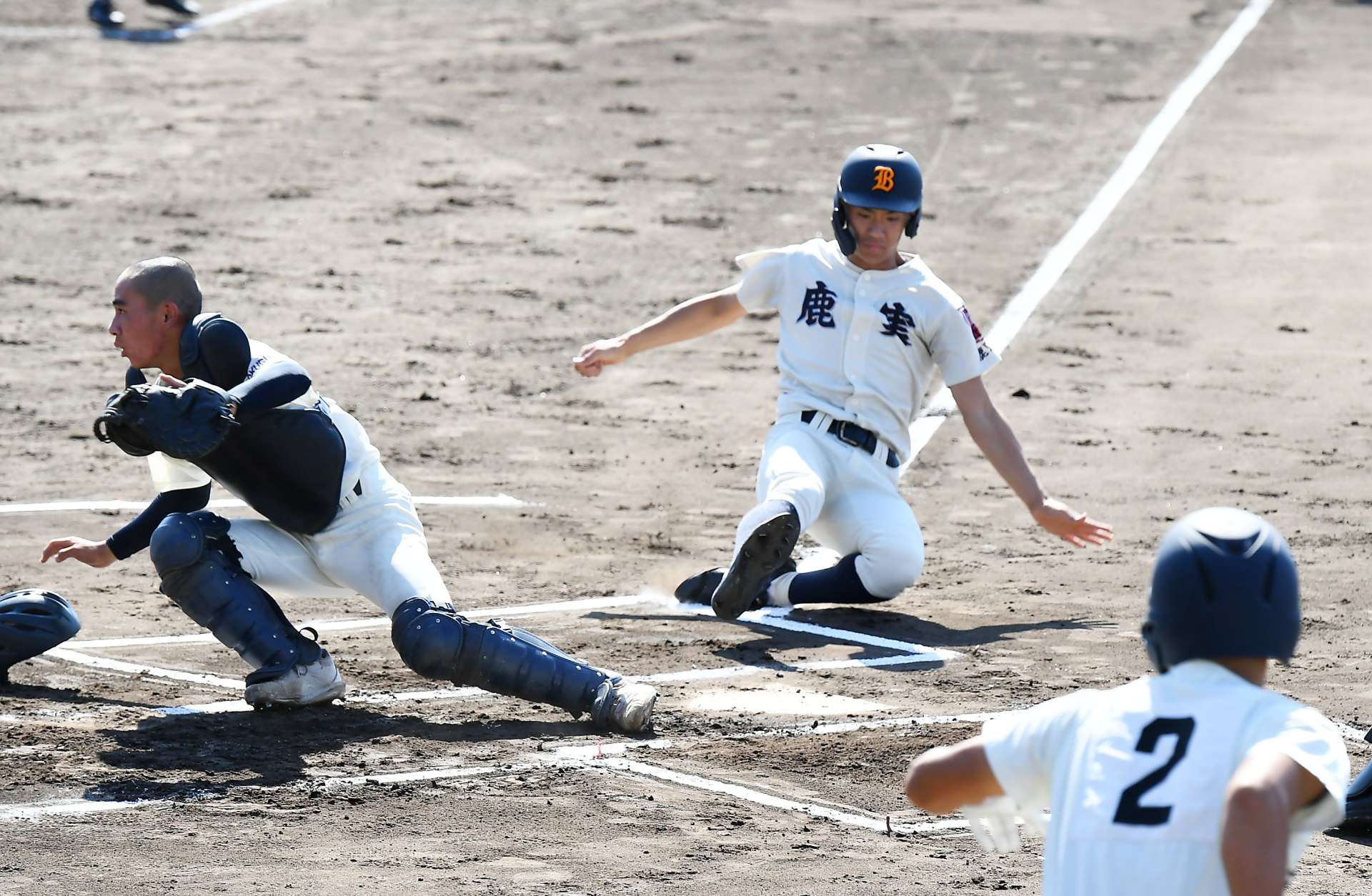 １回表鹿実２死二塁、鶴本の右前打で二走前田大が生還＝平和リース