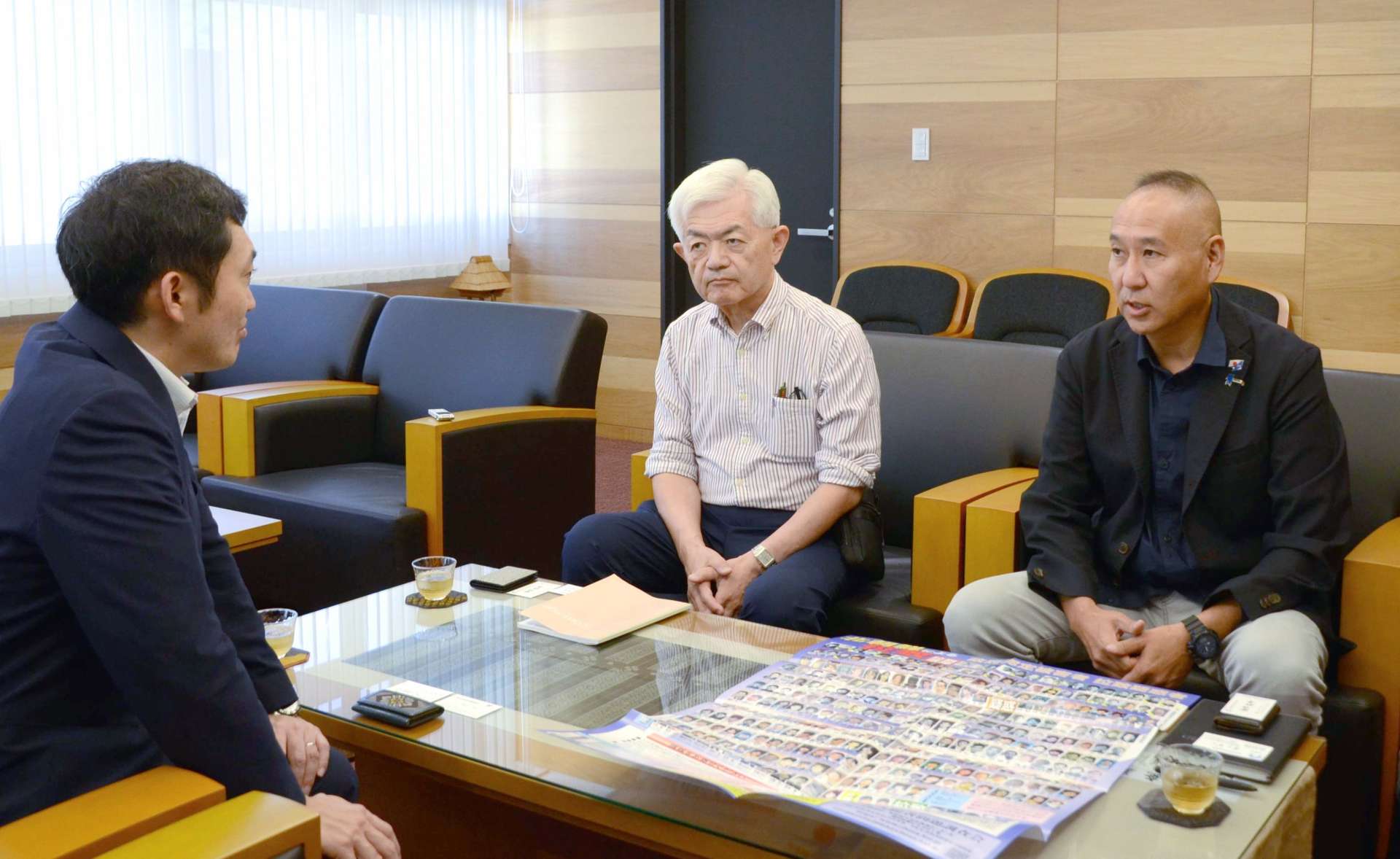 安田壮平奄美市長を表敬訪問した荒木和博代表（中央）ら＝１０日、奄美市役所