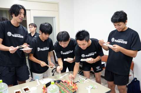 生鮮カツオのにぎりずしを味わう鹿児島レブナイズの選手＝鹿児島市のＭＢＣ城山ビル