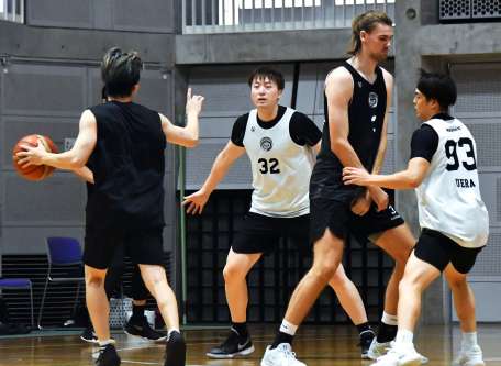 福井戦に向け、攻守で連係を確認するレブナイズの武藤（３２）ら＝ビーラインスポーツパーク姶良体育館
