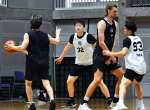 福井戦に向け、攻守で連係を確認するレブナイズの武藤（３２）ら＝ビーラインスポーツパーク姶良体育館