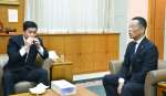 歓談する鹿児島県菓子工業組合の岩田英明理事長（右）と塩田康一知事＝１１日、県庁