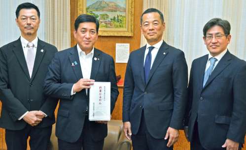 新薯かるかんを贈った鹿児島県菓子工業組合の岩田英明理事長（右から２番目）ら＝１１日、県庁