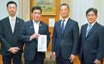 新薯かるかんを贈った鹿児島県菓子工業組合の岩田英明理事長（右から２番目）ら＝１１日、県庁