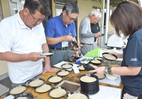 〈関連〉新米の品質を確認する検査員ら＝１１日、霧島市隼人