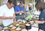 〈関連〉新米の品質を確認する検査員ら＝１１日、霧島市隼人