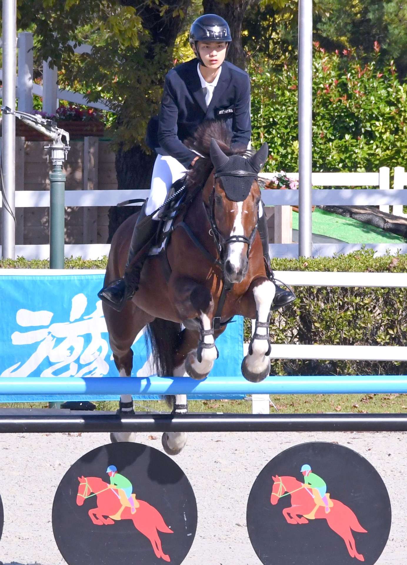 馬術少年二段階障害飛越で２位に入った上村汀（鹿児島工高）＝兵庫県の三木ホースランドパーク