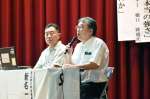 戦国島津の強さについて話す新名一仁さん（右）＝姶良市姶良公民館
