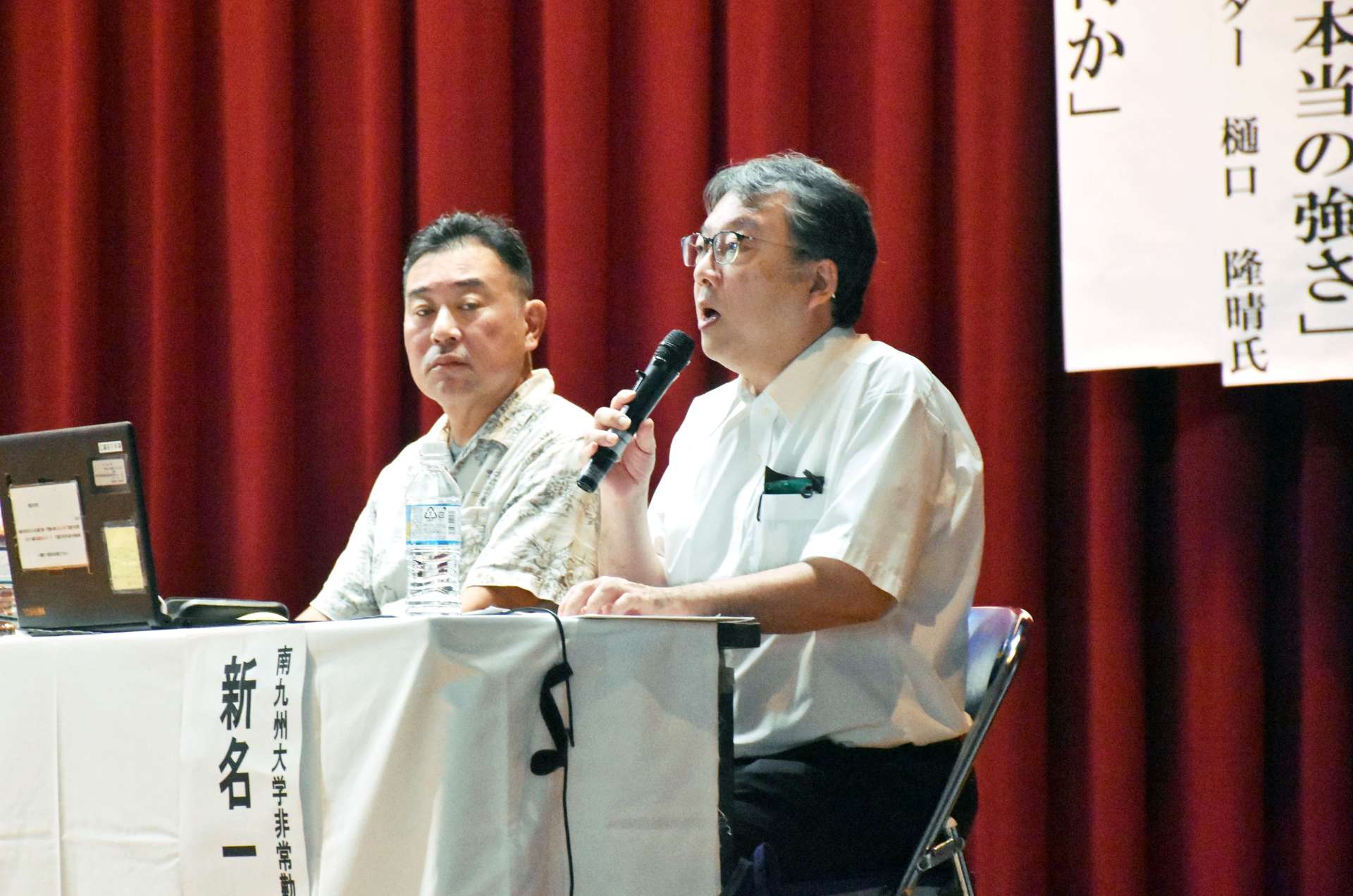 戦国島津の強さについて話す新名一仁さん（右）＝姶良市姶良公民館