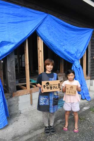 自宅をファミリーホームに改築中の米重花子さん（左）＝鹿屋市輝北町市成