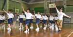 プロのダンサーと一緒にヒップホップダンスを楽しむ平尾中学校の生徒＝８日、長島町の同校