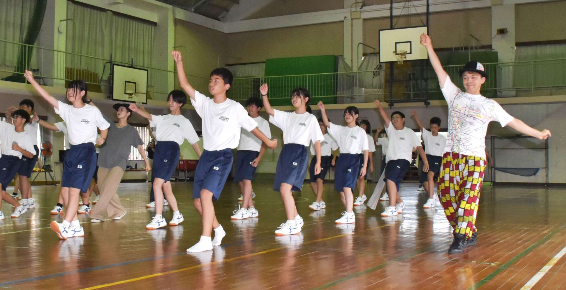 プロのダンサーと一緒にヒップホップダンスを楽しむ平尾中学校の生徒＝８日、長島町の同校