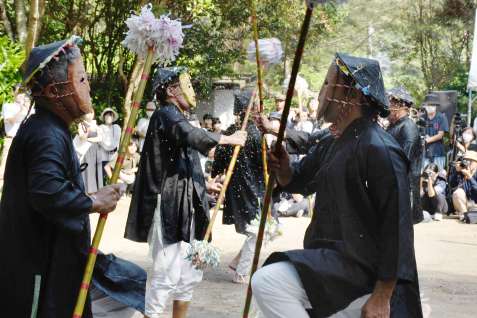 華やかに舞う棒踊り「スクテングヮ」＝１１日、瀬戸内町諸鈍の大屯神社