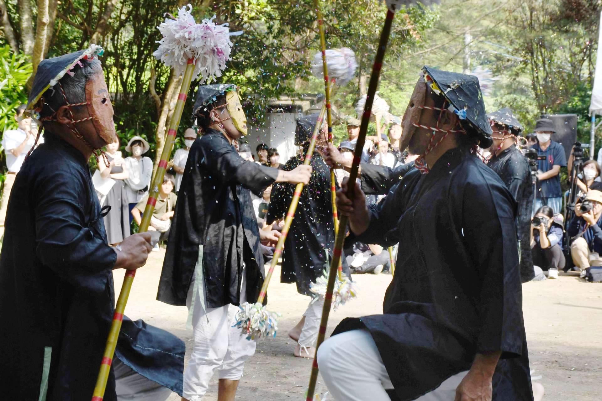 華やかに舞う棒踊り「スクテングヮ」＝１１日、瀬戸内町諸鈍の大屯神社