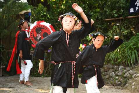 豊作を祈願して踊る「タカキ山」＝１１日午後、瀬戸内町諸鈍の大屯神社