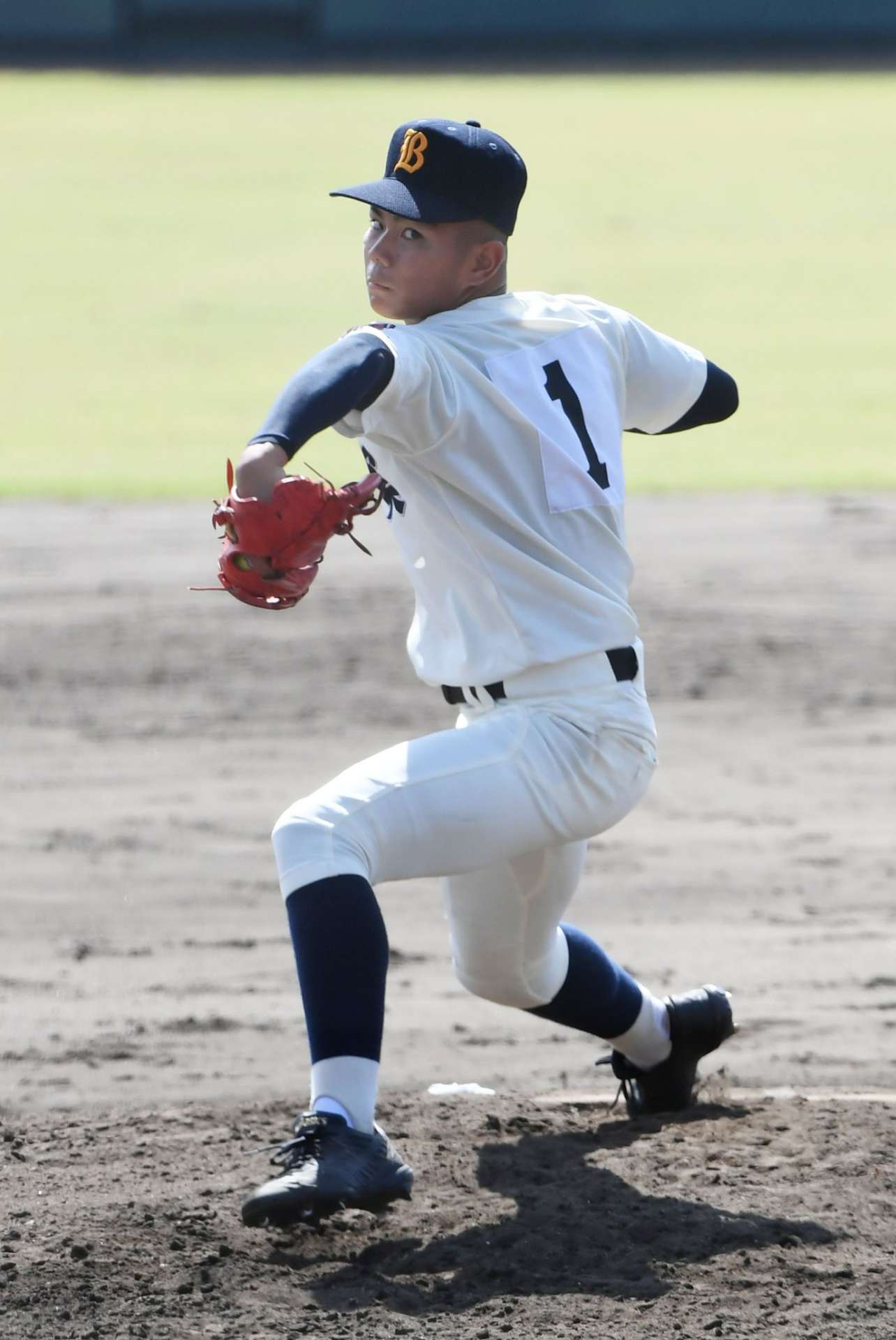 ６回途中からマウンドに上がった鹿実のエース大野＝鹿児島市の平和リース球場