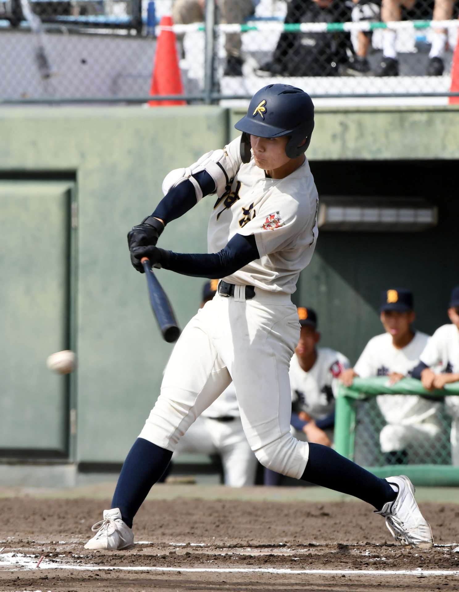 ６回裏神村１死一、二塁、窪田が中前適時打を放つ＝平和リース