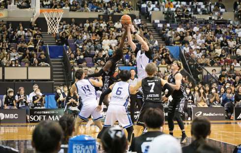 大声援を受け、熱戦を繰り広げる鹿児島レブナイズの選手たち＝鹿児島市の西原商会アリーナ