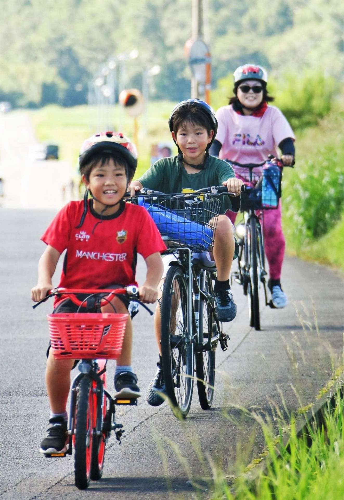 南薩線の駅跡を自転車で巡るツアーの参加者＝日置市