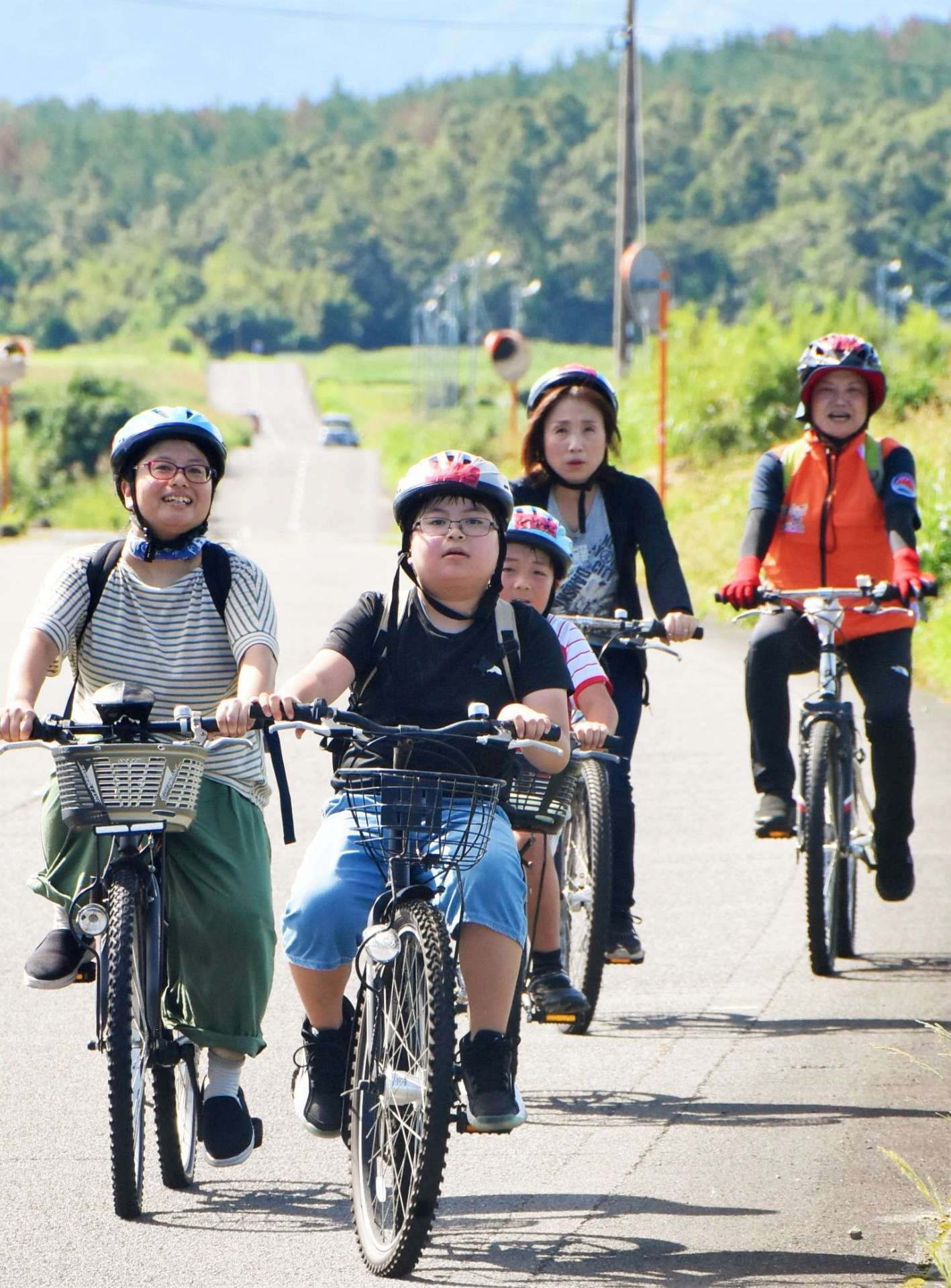 南薩線の旧駅を自転車で巡るツアーの参加者＝日置市