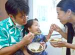 キノコを使った料理を試食する親子＝６日、鹿児島市の谷山市民会館