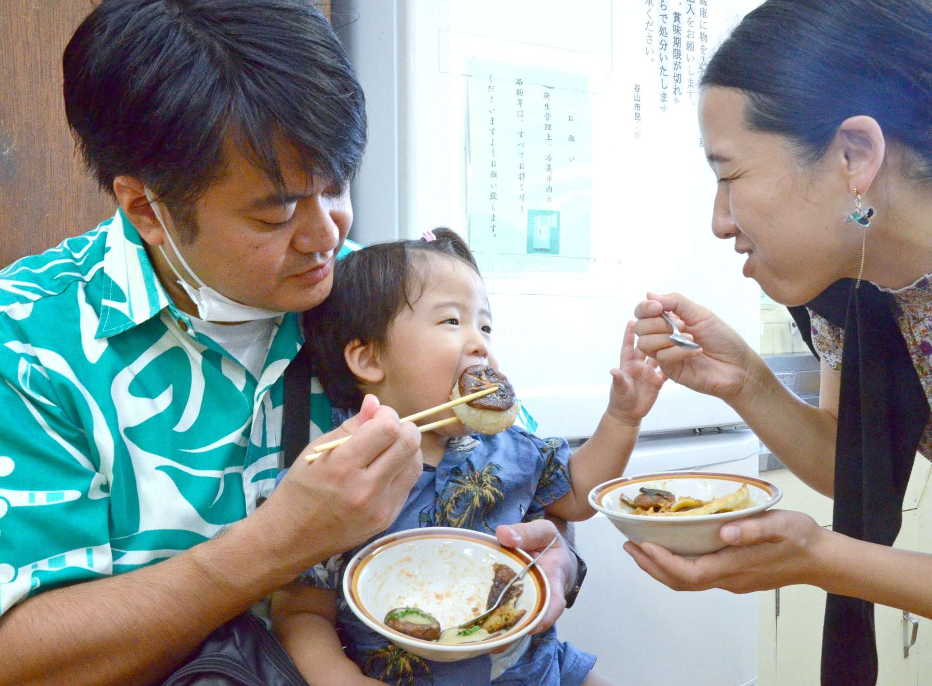 キノコを使った料理を試食する親子＝６日、鹿児島市の谷山市民会館