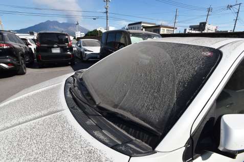 車のフロントガラスに積もった桜島の火山灰＝１３日、鹿児島市南林寺町（画像は一部加工してあります）