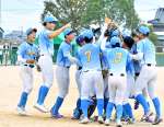 〈関連〉ソフトボール少年男子で優勝し喜ぶ鹿児島の選手たち＝みやき町三根運動場
