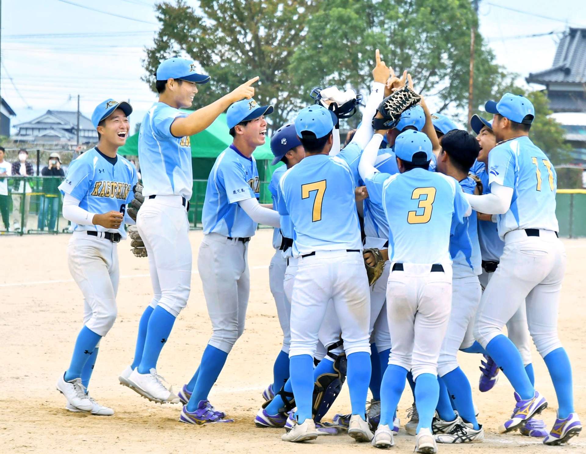 〈関連〉ソフトボール少年男子で優勝し喜ぶ鹿児島の選手たち＝みやき町三根運動場