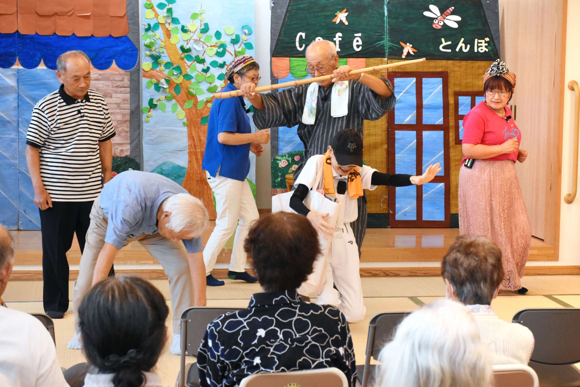 振り込め詐欺の注意喚起をテーマに演じる劇団「とんぼ」＝出水市の高尾野市民交流センター