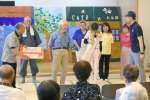 振り込め詐欺の注意喚起をテーマに演じる劇団「とんぼ」＝出水市の高尾野市民交流センター