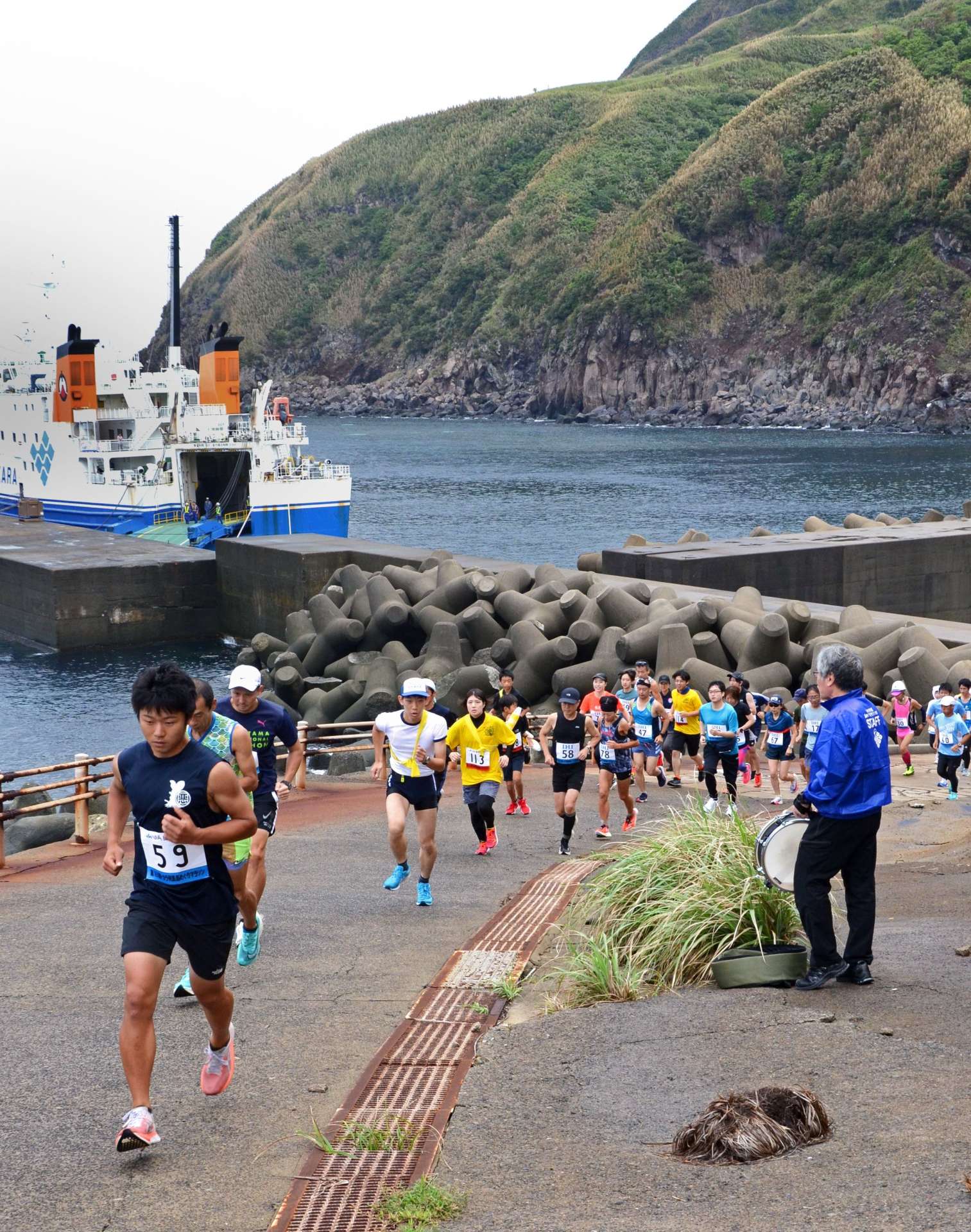 〈関連〉港から続く坂道を駆け上がる選手ら＝十島村諏訪之瀬島