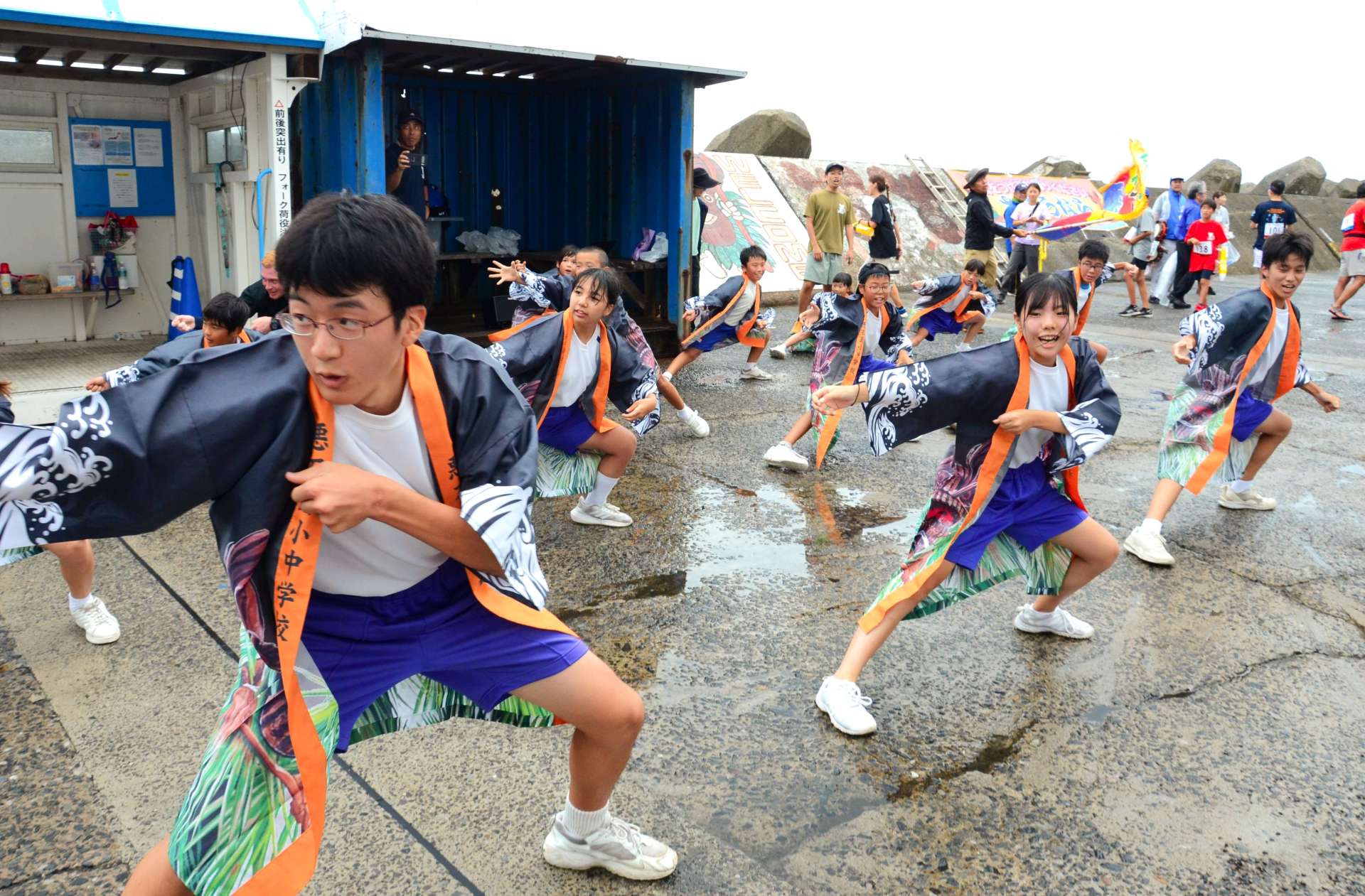よさこいソーラン節で歓迎した悪石島学園の生徒と児童＝十島村悪石島