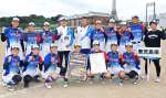 初優勝を決めたソフトボール少年女子の鹿児島の選手ら＝太良町Ｂ＆Ｇ海洋センター運動広場