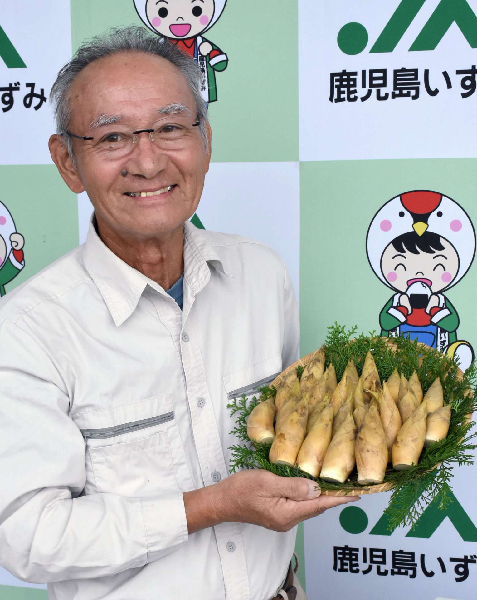 早掘りタケノコを手にするＪＡ筍部会の田中勇一会長＝１５日、出水市高尾野のＪＡ鹿児島いずみ