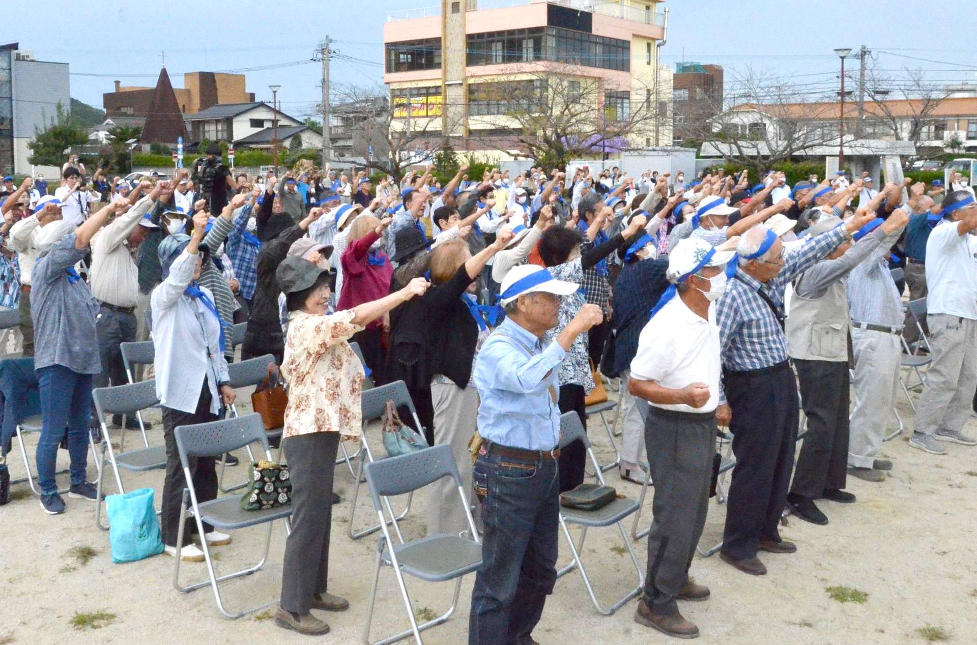 衆院選候補の出陣式で気勢を上げる支持者ら＝１５日、薩摩川内市