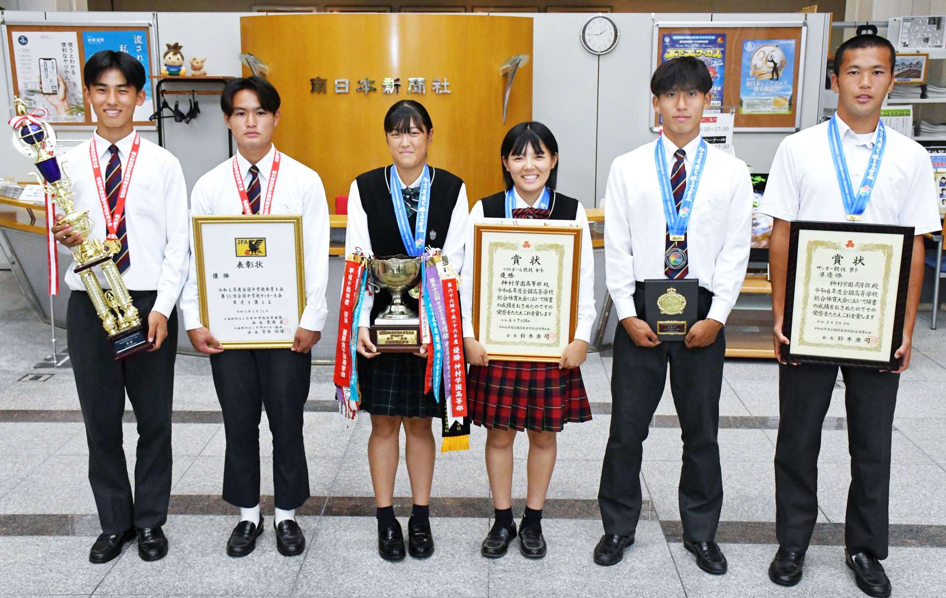 全国大会の好成績を報告する神村学園の監督、選手ら＝１５日、鹿児島市の南日本新聞社