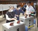 期日前投票をする有権者ら＝１６日、鹿児島市役所