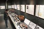 橋牟礼川遺跡の歴史を紹介する展示＝指宿市の時遊館ＣＯＣＣＯはしむれ